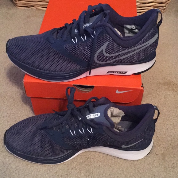 zoom strike running sneaker